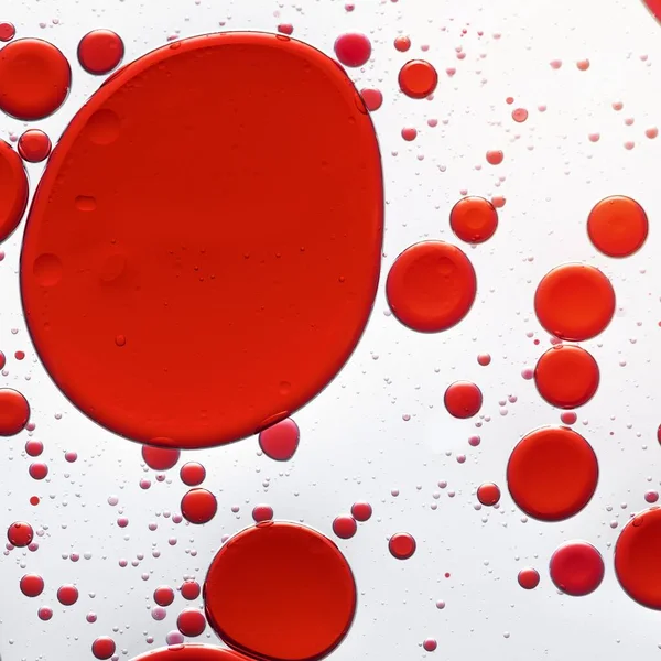 赤の背景 水の抽象的な油バブル — ストック写真
