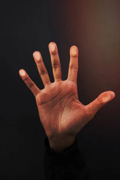 Χέρι Δείχνει Παλάμη Χειρονομία Μαύρο Μακρύ Μανίκι — Φωτογραφία Αρχείου
