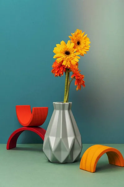 黄色のデイジーの花の花瓶 審美的な家の装飾 — ストック写真