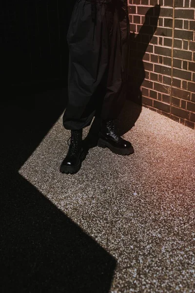 Uomo Con Stivali Neri Pantaloni Larghi Street Fashion — Foto Stock