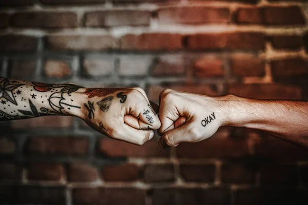 Tatuerade Händer Gör Knytnäve Bula — Stockfoto