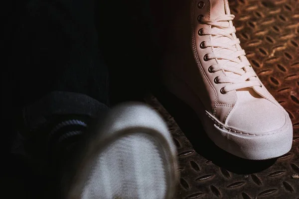 Beyaz Spor Ayakkabılar Minimal Sokak Modası — Stok fotoğraf