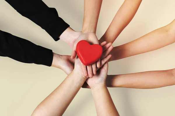 Eller Birleşik Kalp Sevgi Topluluğu — Stok fotoğraf
