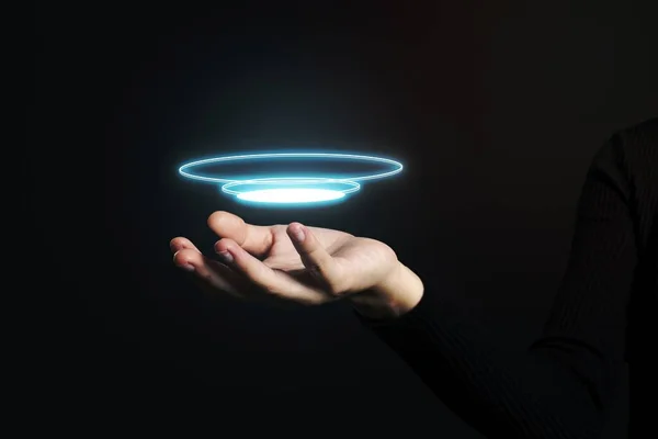 技術ホログラムを提示するオープンヤシの手ジェスチャー — ストック写真