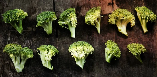 Luftfoto Frisk Afskårne Broccoli Træbaggrund - Stock-foto