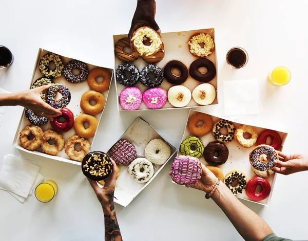 Diversiteit Mensen Handen Reiken Naar Donuts — Stockfoto
