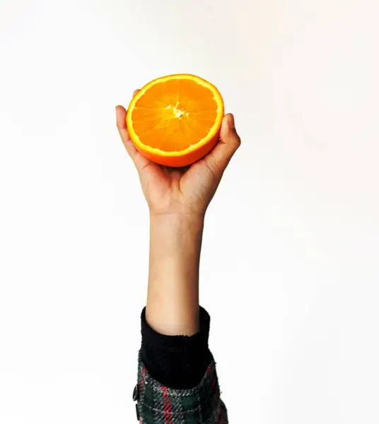 Mano Sosteniendo Naranja Sobre Fondo Blanco — Foto de Stock