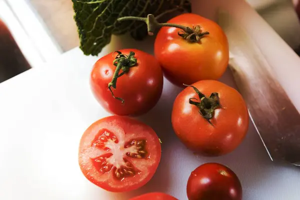 Frische Tomaten Auf Einem Schneidebrett Aus Kunststoff — Stockfoto