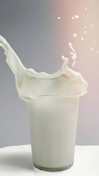从杯子里溅出的牛奶 — 图库照片