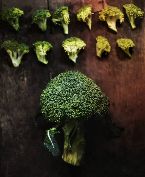 Flygfoto Över Färsk Broccoli Trä Bakgrund — Stockfoto
