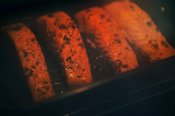 生鲑鱼准备煮熟 — 图库照片