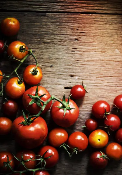 Nahaufnahme Von Frischen Bio Tomaten Auf Holzgrund — Stockfoto