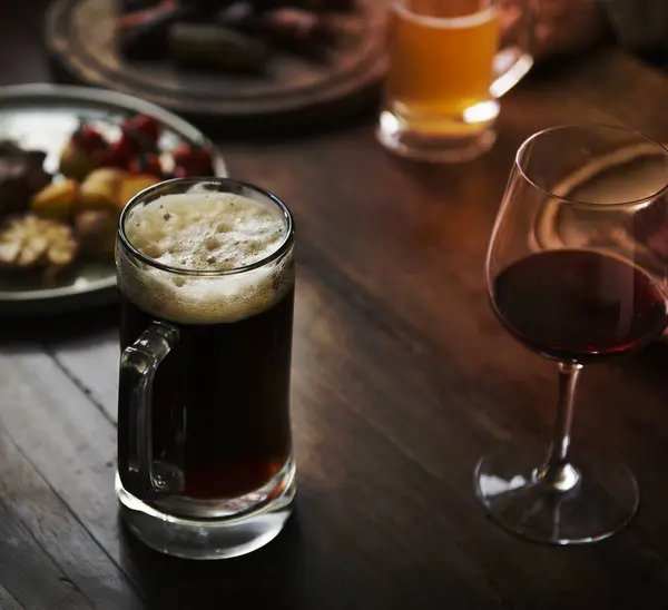 Fechar Uma Mesa Jantar Com Álcool — Fotografia de Stock