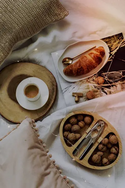 Nozes Uma Caixa Madeira Servida Com Uma Xícara Café Croissant — Fotografia de Stock