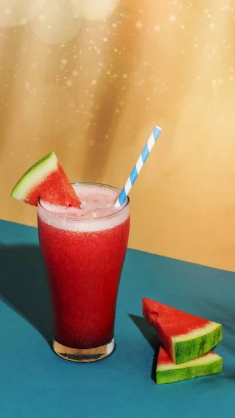 Frisse Watermeloen Smoothie Kleurrijke Achtergrond — Stockfoto