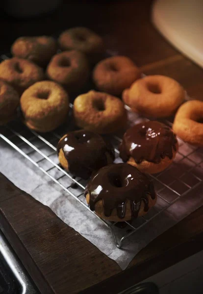 自制巧克力甜甜圈食品摄影食谱创意 — 图库照片