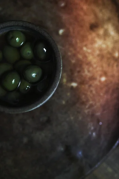 ボウルに新鮮な有機オリーブ — ストック写真