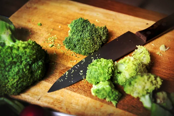 Nærbillede Afskårne Friske Broccoli Skærebræt - Stock-foto