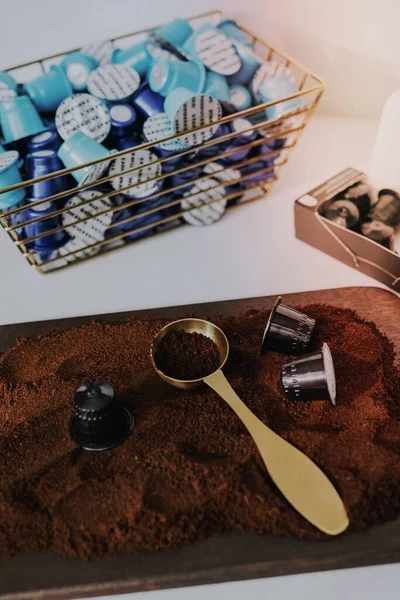 Freshly Ground Coffee Wooden Tray – stockfoto