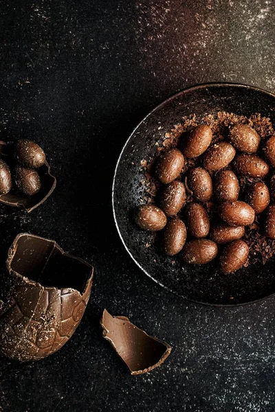 布朗自制的复活节巧克力蛋放在碗里 — 图库照片#