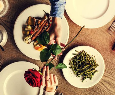 Akşam yemeğinde romantik kırmızı bir gül