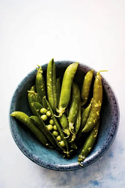 Fresh Organic Peas Blue Cup — Foto Stock