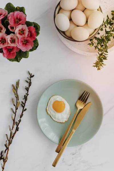 stock image Aerial view of a fried egg on a green plate