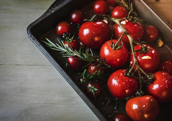 Frische Bio Tomaten Einem Tablett — Stockfoto