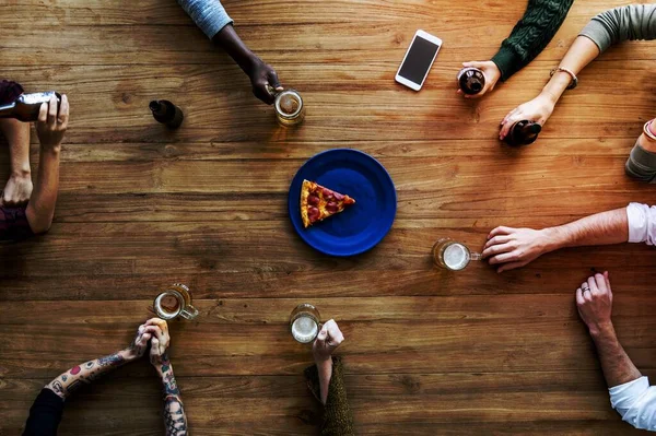 People Hanging Out Drinking Beers Eating Pizza — Stock Photo, Image