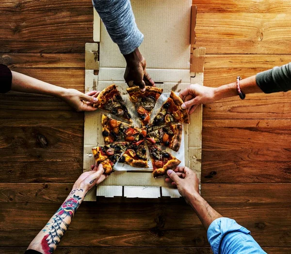 Mãos Das Pessoas Agarram Pizza Caixa Entrega — Fotografia de Stock