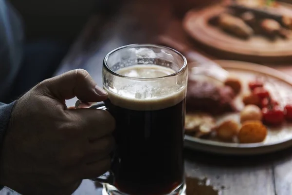 Homem Segurando Copo Cerveja Uma Mesa Jantar — Fotografia de Stock