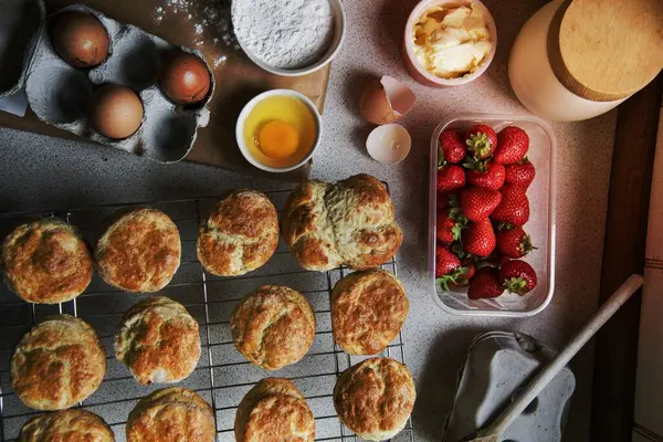 Baked Scone Pastry Eggs Aardbeienconcept — Stockfoto