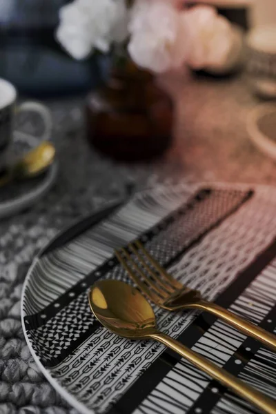 Modern Black Patterned Tableware Gold Cutlery — Photo