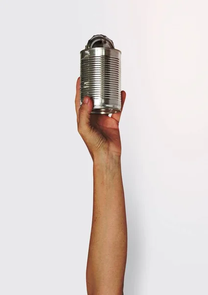 ハンドホールドショーリサイクル可能な食品缶 — ストック写真