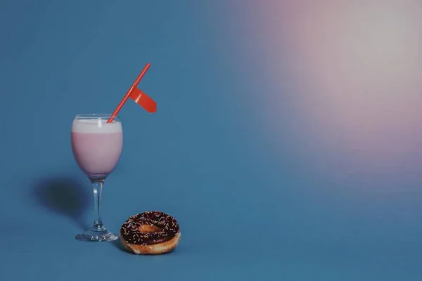 Smakelijke Geglazuurde Donut Met Een Fancy Drankje — Stockfoto