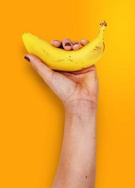Ανθρώπινο Χέρι Εκμετάλλευση Έννοια Διατροφή Φρούτα Μπανάνα — Φωτογραφία Αρχείου