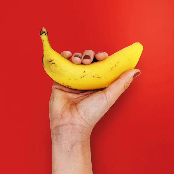 Рука Держит Концепцию Бананового Питания — стоковое фото