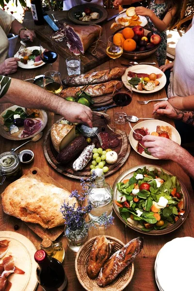 Gran Familia Cenando Terraza — Foto de Stock