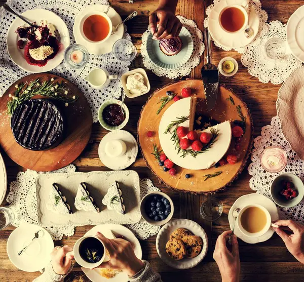 Vrienden Verzamelen Samen Tea Party Taarten Eten Genieten — Stockfoto