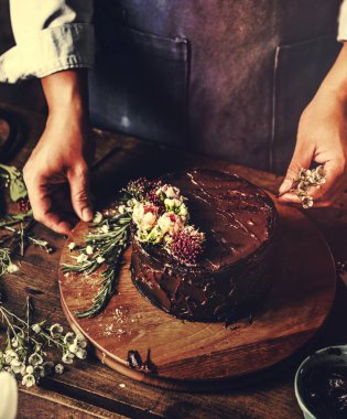 Baker Man Çiçek Kullanıyor Çikolatalı Pasta Dekorasyonu