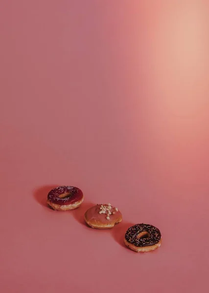 Smakelijke Geglazuurde Donut Met Hagelslag — Stockfoto