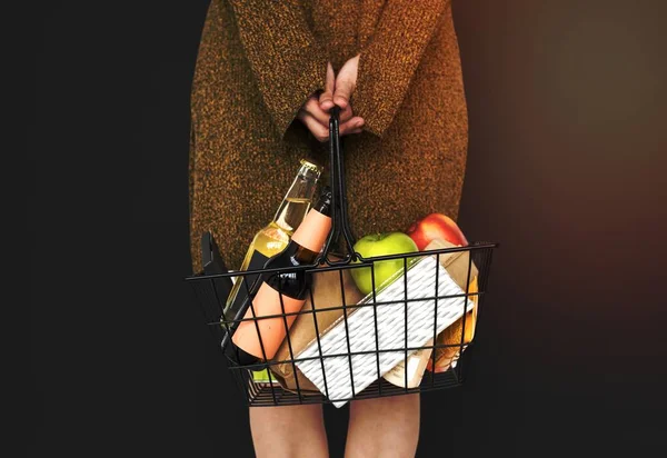 Woman Carrying Basket Household Shopping — Stock Photo, Image