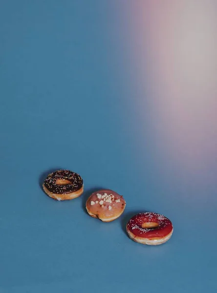 Kleurrijke Smakelijke Geglazuurde Donut Met Hagelslag — Stockfoto