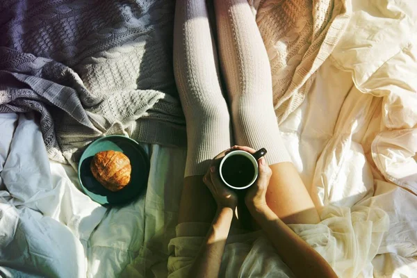 Kobieta Gorąca Kawa Croissant Łóżku Rano — Zdjęcie stockowe