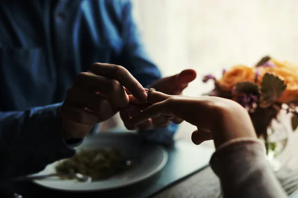 Ρομαντικό Man Δίνοντας Ένα Δαχτυλίδι Προτείνει Γυναίκα Μια Ημερομηνία — Φωτογραφία Αρχείου