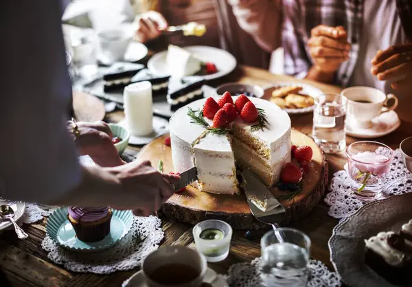 Vrienden Verzamelen Samen Tea Party Cakes Eten Genieten Van Geluk — Stockfoto