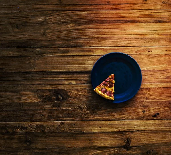 Letztes Stück Pizza Auf Blauem Teller — Stockfoto