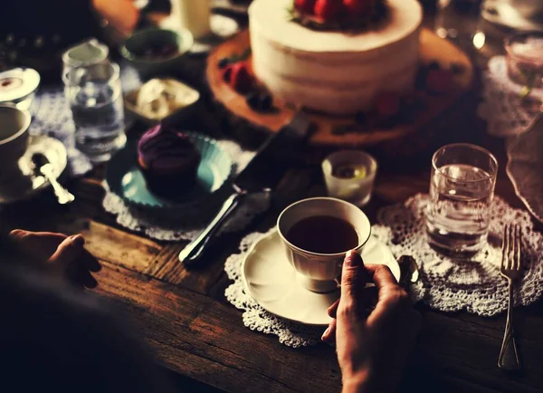 Vrienden Verzamelen Samen Tea Party Taarten Eten Genieten — Stockfoto