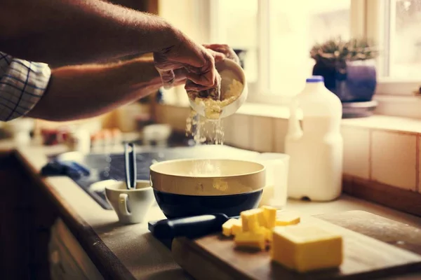 Man Mengen Boter Melk Gebak Bakkerij Concept — Stockfoto