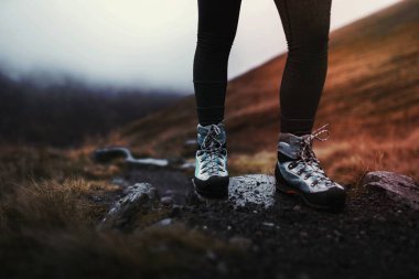 İskoçya 'daki Buachaille Etive Beag' da yürüyüşçü.